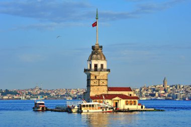 Bakire Kulesi, sabahın erken saatlerinde, mavi gökyüzüyle gün doğumunda.