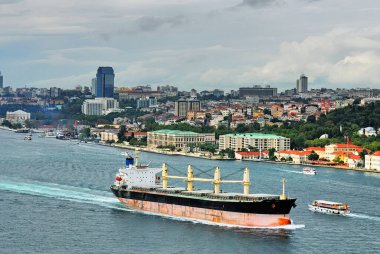 İstanbul şehir manzaralı İstanbul Boğazı 'ndan geçen kargo gemisinin hava görüntüsü