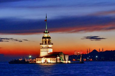İstanbul, Türkiye 'de bakirenin kulesine bakan gökyüzü akşam