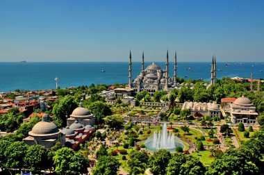 İstanbul 'daki Mavi Cami' nin ve Maramara Denizi 'nin ardında güneşli bir günün manzarası