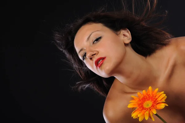 Portrét Krásné Dívky Držící Oranžové Chryzantémy Černém Pozadí — Stock fotografie