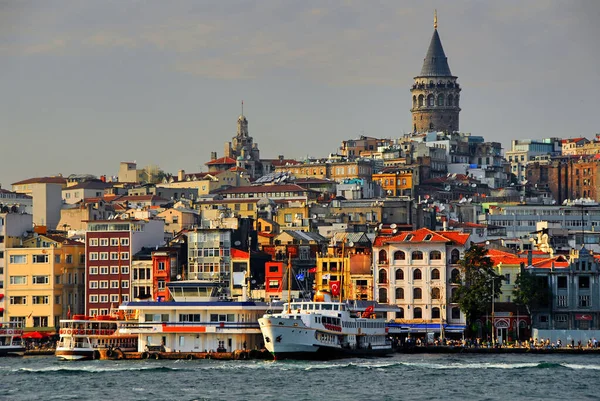 바다에서 바라본 이스탄불의 갈라타 타워와 주변의 역사적 — 스톡 사진