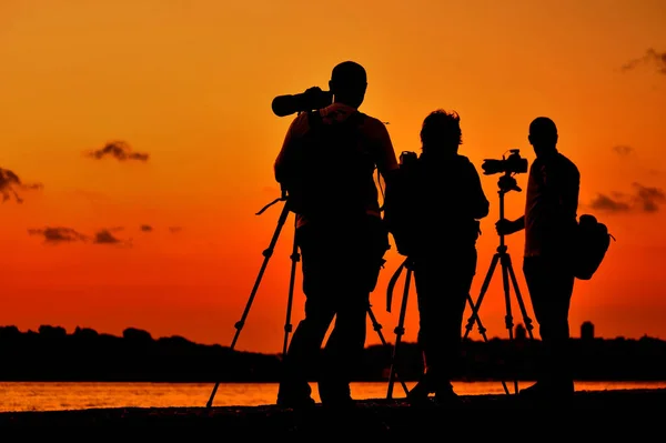Sylwetki Fotografów Fotografujących Wieczorny Krajobraz Stambułu Złotej Godzinie Wspaniałe Niebo — Zdjęcie stockowe
