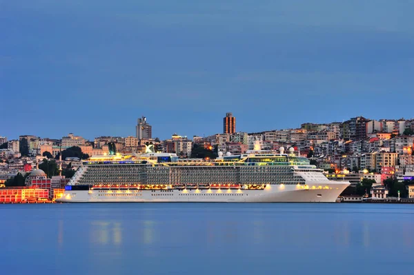 Gündoğumundan önce İstanbul limanında modern yolcu gemileri.