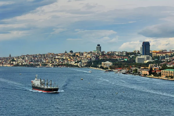 博斯普鲁斯港货轮过境与伊斯坦布尔城市之间的空中景观 — 图库照片