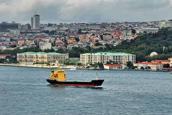 공중에서 화물선이 이스탄불 보스포러스 횡단하는 — 스톡 사진
