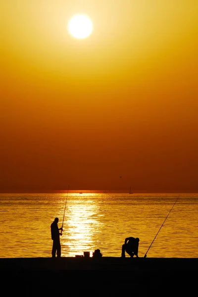 Silhueta Dois Homens Pescando Praia — Fotografia de Stock