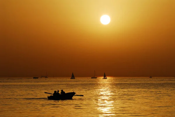 Ηλιοβασίλεμα Πάνω Από Θάλασσα Καραβάκια Σιλουέτα Χρυσές Ώρες — Φωτογραφία Αρχείου