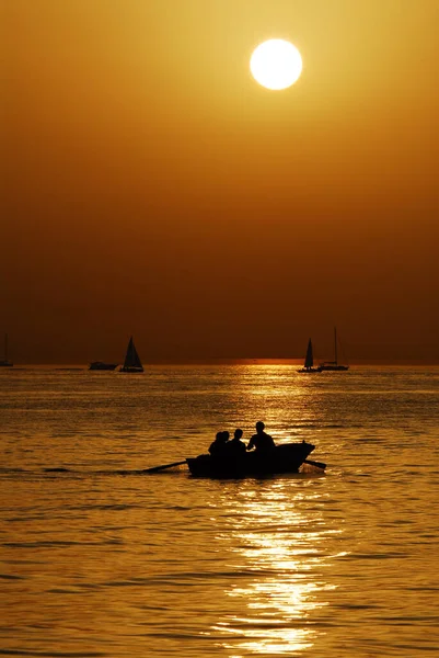 Pôr Sol Sobre Mar Barcos Silhueta Horas Douradas — Fotografia de Stock