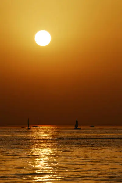 Pôr Sol Praia Com Barcos Água — Fotografia de Stock
