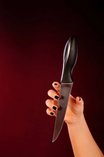 Weibliche Hand Mit Messer Auf Dunklem Hintergrund — Stockfoto
