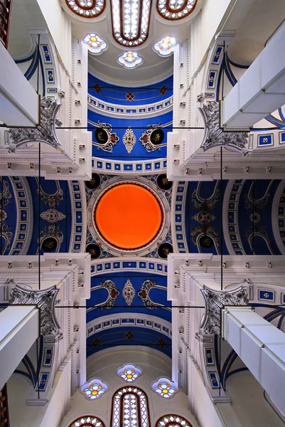 1800年代に教会として建てられたアーバリク トルコの時計モスクの天井の詳細 — ストック写真