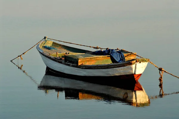 Fiskebåt Och Dess Reflektion Över Havet — Stockfoto