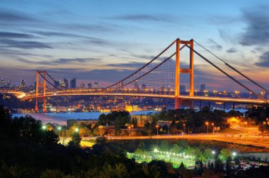 İstanbul şehrinin Bogazici Köprüsü manzarası, akşam vakti inanılmaz bir gökyüzü.