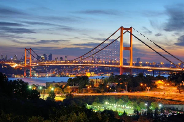 博阿齐奇大桥俯瞰着伊斯坦布尔的城市 傍晚时分 天空迷人极了 — 图库照片