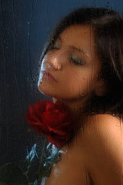 美丽的女人 红玫瑰手牵着手 紧闭着眼睛 在窗后挂着雨滴 — 图库照片