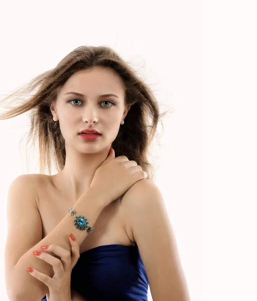 Schönes Mädchen Mit Armband Aus Edelsteinen Handgelenk Auf Weißem Hintergrund — Stockfoto