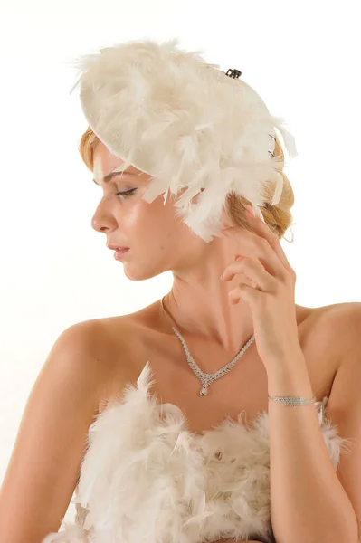 年轻美丽的金发女子 身穿白色羽衣 头戴一顶白色背景的钻石项链和手镯的帽子 — 图库照片