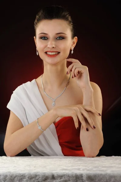 Portrait Beautiful Woman Jewelry Her Head Studio Shot Darkly Background — Stock Photo, Image