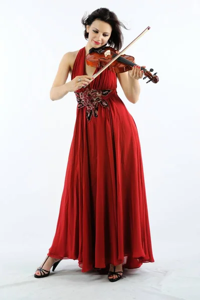 Jovem Bela Mulher Vestido Vermelho Tocando Violino Fundo Branco — Fotografia de Stock