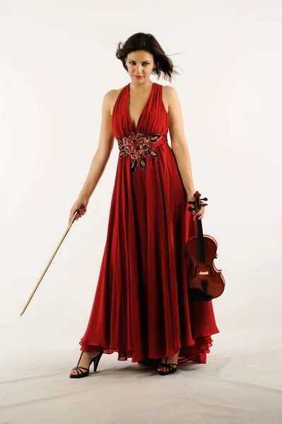 Jovem Mulher Bonita Com Violino Vestido Longo Vermelho Posando Fundo — Fotografia de Stock