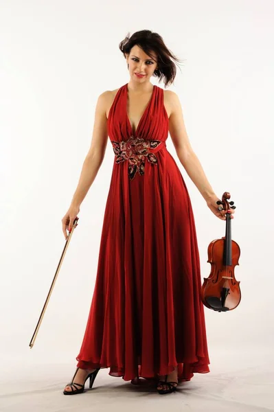 Jovem Mulher Vestido Vermelho Com Violino — Fotografia de Stock