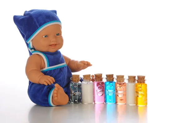 Schattige Baby Jongen Pop Blauwe Jumpsuit Hoed Met Kleurrijke Flessen — Stockfoto