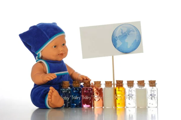 Schattige Baby Jongen Pop Blauwe Jumpsuit Hoed Met Kleurrijke Flessen — Stockfoto