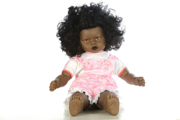 Schattig Zwart Baby Meisje Pop Een Roze Jurk Zitten Een — Stockfoto