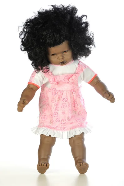 Schattig Zwart Baby Meisje Pop Een Roze Jurk Staande Een — Stockfoto