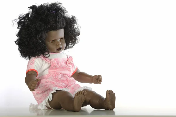 Schattig Zwart Baby Meisje Pop Een Roze Jurk Zitten Een — Stockfoto