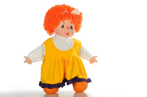 Lappenpop Meisje Met Oranje Haar Een Geel Jumpsuit Geïsoleerd Witte — Stockfoto