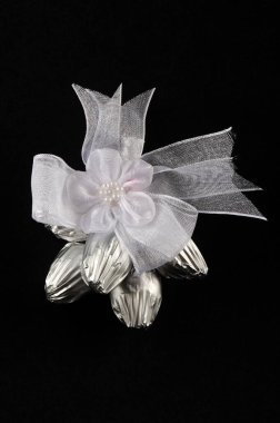 Tül ile süslenmiş şekerlemeler, siyah arka planda özel durumlarda konuklara servis edilir.