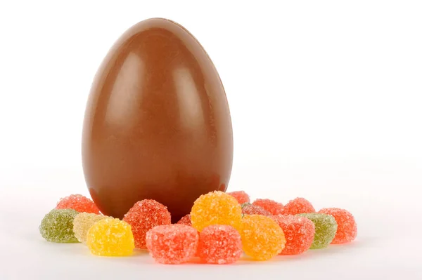 Huevo Pascua Hecho Chocolate Deliciosos Malvaviscos Frutas Multicolores — Foto de Stock
