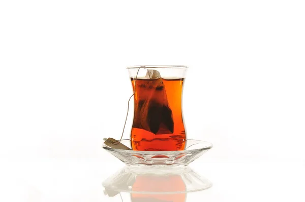 Beyaz Zemin Üzerinde Sıcak Suyla Dolu Çay Bardağında Demlenmiş Türk — Stok fotoğraf