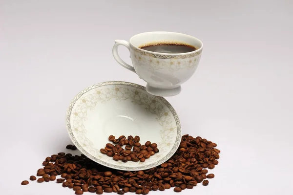 Kaffeekörner Einer Weißen Tasse Und Untertasse Auf Dunklem Hintergrund Auf — Stockfoto