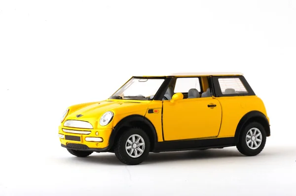 Желтый Винтажный Игрушечный Автомобиль Изолирован Белом — стоковое фото