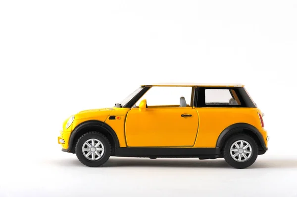 Amarelo Clássico Carro Fundo Branco Vista Perto — Fotografia de Stock