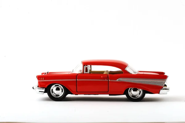 Carro Brinquedo Com Carros Vermelhos Brancos Isolados Fundo Leve Retro — Fotografia de Stock