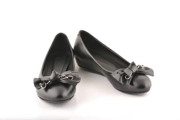 Sapatos Pretos Femininos Feitos Couro Com Arco Fundo Branco — Fotografia de Stock