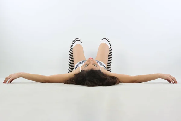 Mooie Jonge Vrouw Liggend Vloer Met Haar Benen Omhoog Lucht — Stockfoto