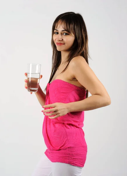 Portret Pięknej Młodej Kobiety Trzymającej Szklankę Wody — Zdjęcie stockowe