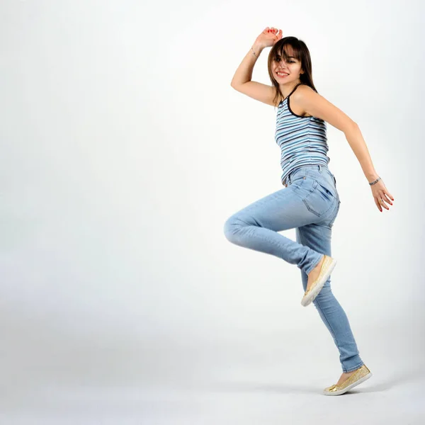 Νεαρή Όμορφη Κοπέλα Που Χορεύει Χιπ Χοπ Λευκό Φόντο Στιγμιότυπο — Φωτογραφία Αρχείου