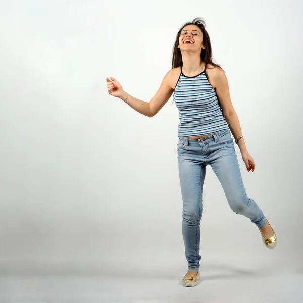 Jonge Mooie Vrouw Blauwe Jeans Gestreept Shirt Dansen Grijze Achtergrond — Stockfoto