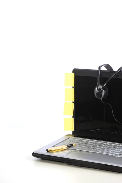 Laptop Com Caneta Dourada Fones Ouvido Mesa Fundo Branco — Fotografia de Stock