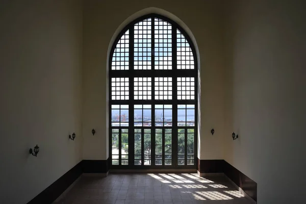 Blick Auf Natur Und Stadt Aus Dem Großen Fenster Inneren — Stockfoto