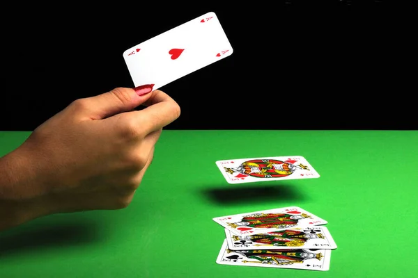 Žena Hrací Karty Poker Žetony Zeleném Stole Černém Pozadí — Stock fotografie