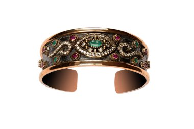 Beyaz arka planda değerli taşlarla süslenmiş altın bilezik. İzole edilmiş resim.