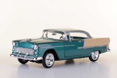 1955 model beyaz arka planda klasik Amerikan arabası. yan görünüm