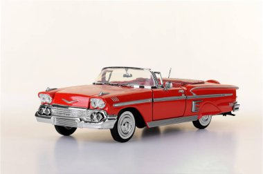 1957 model beyaz arka planda klasik Amerikan arabası. yan görünüm
